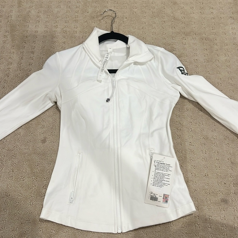 NEW WITH TAGS BU BAYLOR LULULEMON DEFINE JACKET SIZE 6